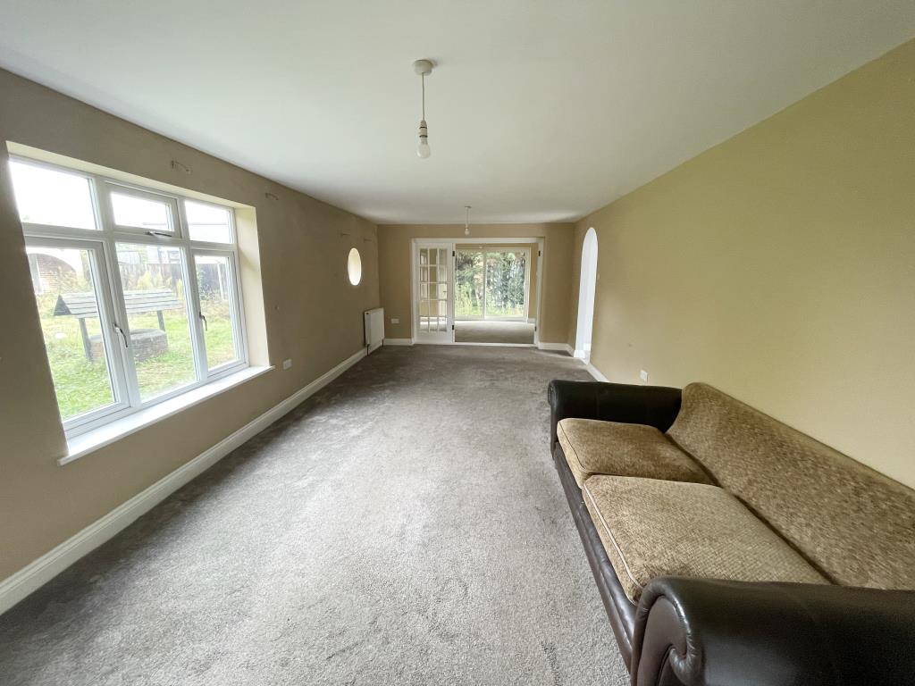 Lot: 37 - DETACHED PROPERTY WITH DETACHED DOUBLE GARAGE AND DETACHED ANNEXE - Inside image of living room from hallway